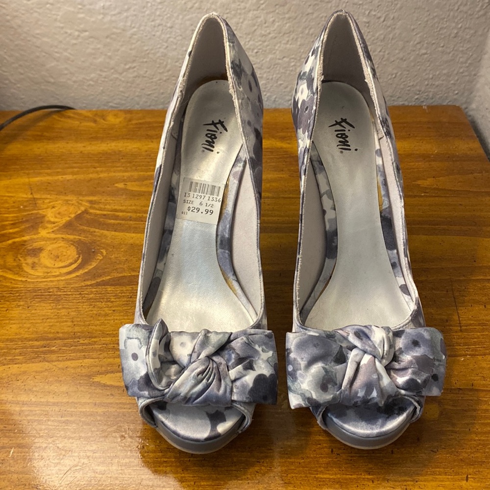 Fiona women’s shoes size 6 1/2 gray and white Satiny Material